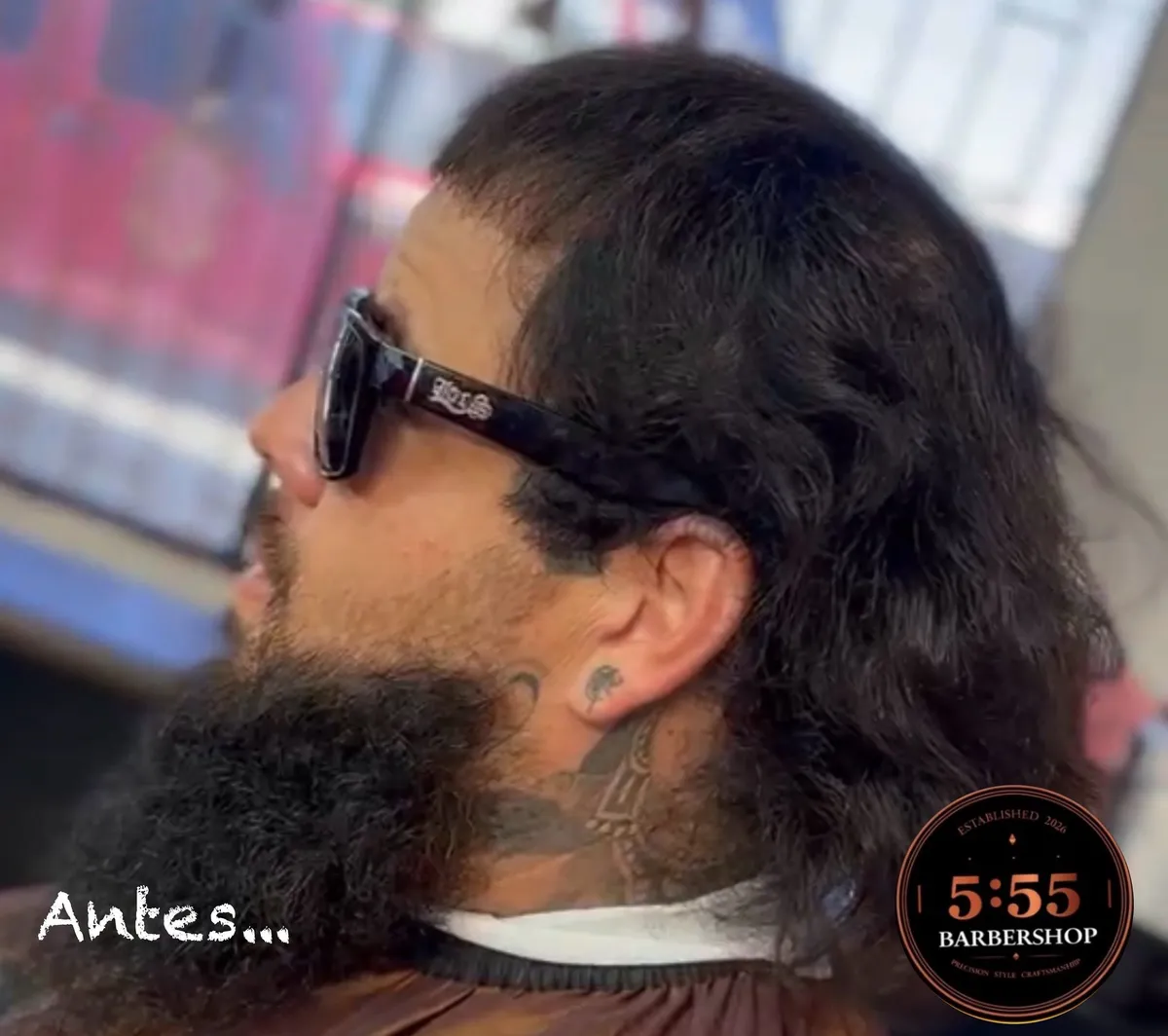 Antes: cliente con cabello largo y barba en 5.55 Barbershop