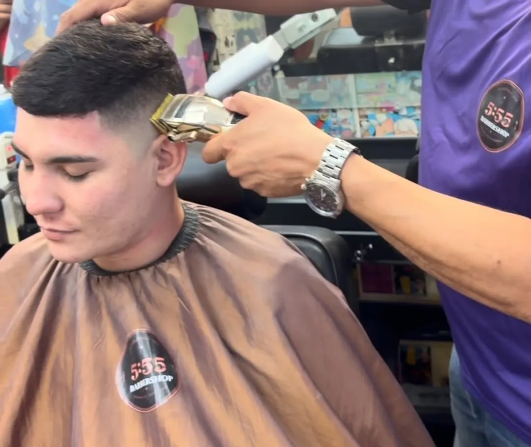 Barbero haciendo un fade en 5.55 Barbershop