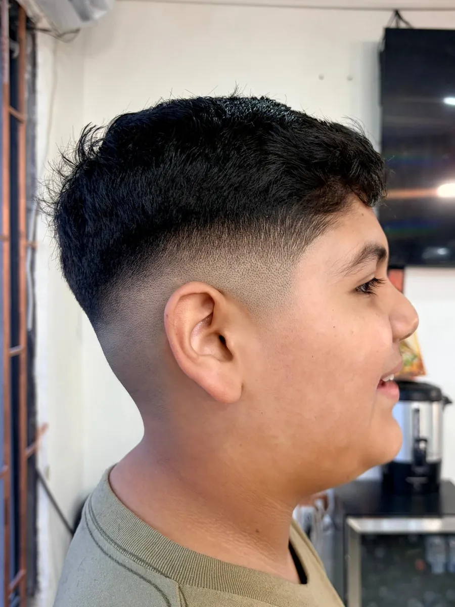 Fade bajo con textura arriba en 5.55 Barbershop