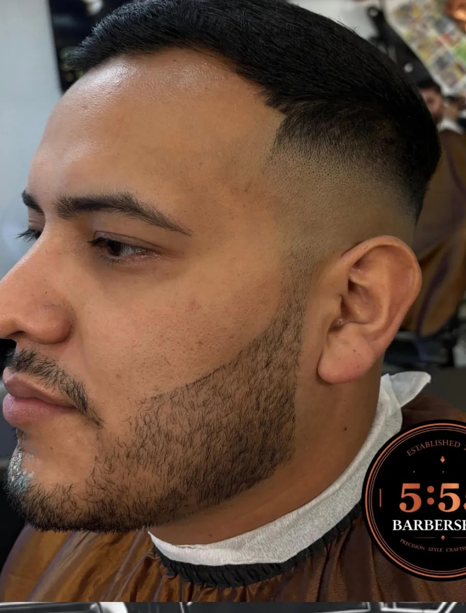 Fade y barba perfilada en 5.55 Barbershop