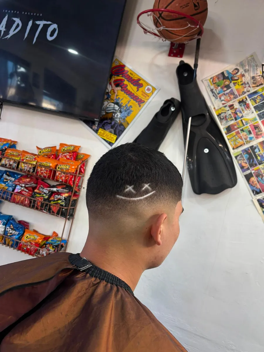 Fade con diseño a navaja en 5.55 Barbershop