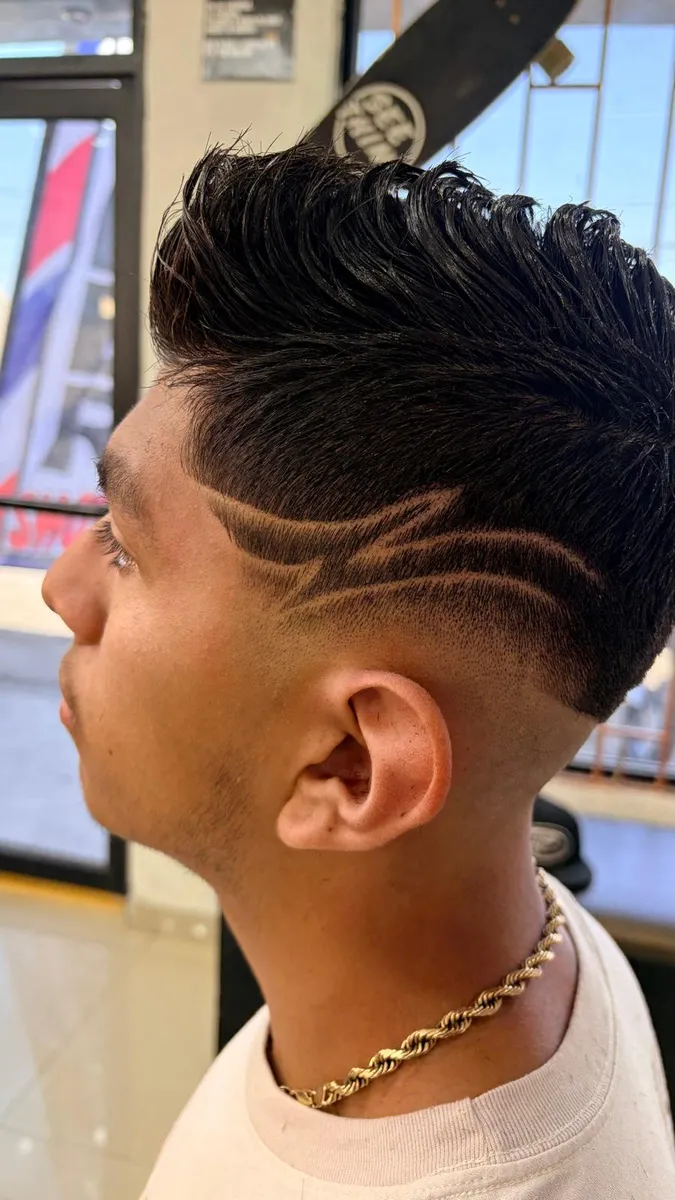 Fade con diseño de líneas y textura arriba en 5.55 Barbershop