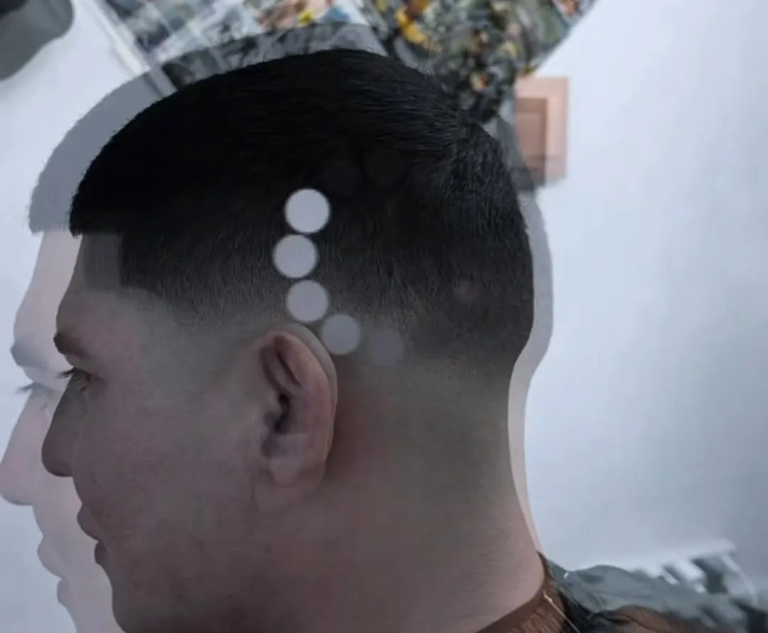 Fade con diseño de puntos en 5.55 Barbershop