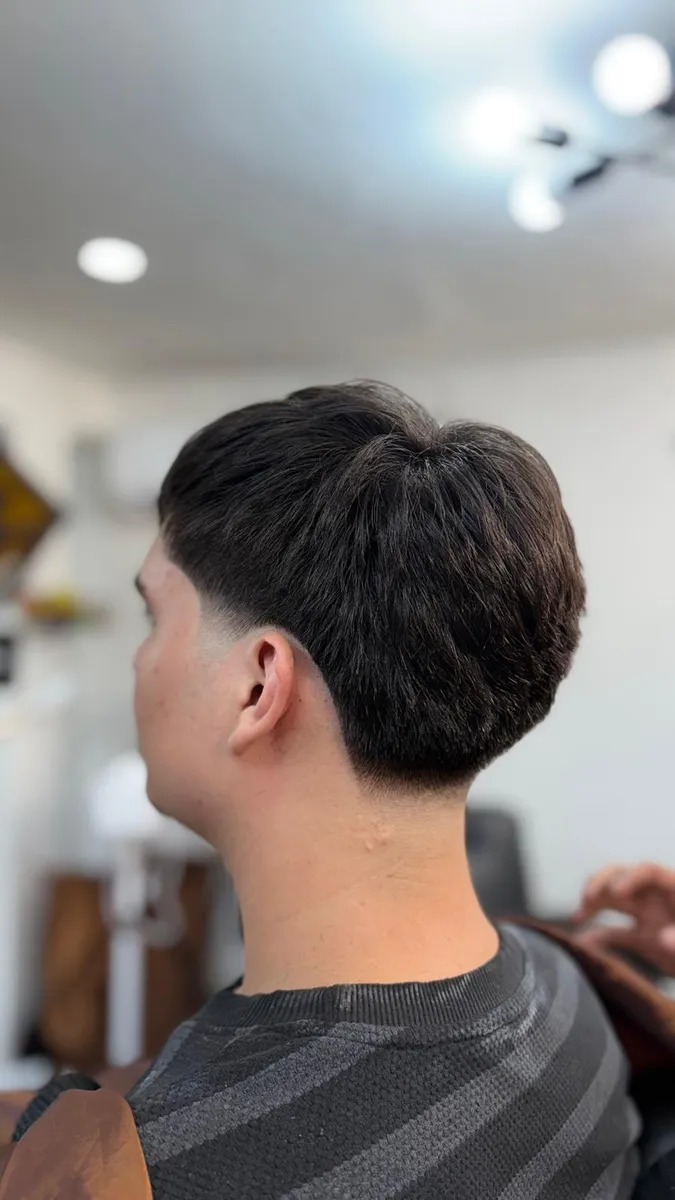Taper bajo con volumen arriba en 5.55 Barbershop